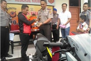 Kapolres Kuningan saat mengembalikan motor milik korban.